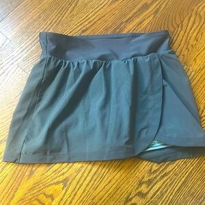 🌿Under Armour Heat Gear tennis skirt, grey w/light green shorts, size XS🌿